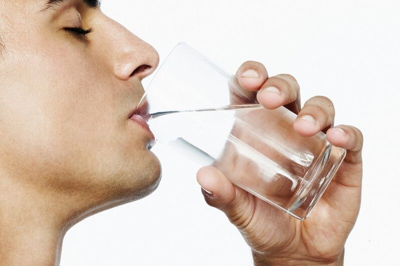 ένας άντρας πίνει 7 κιλά νερό απώλειας βάρους την εβδομάδα