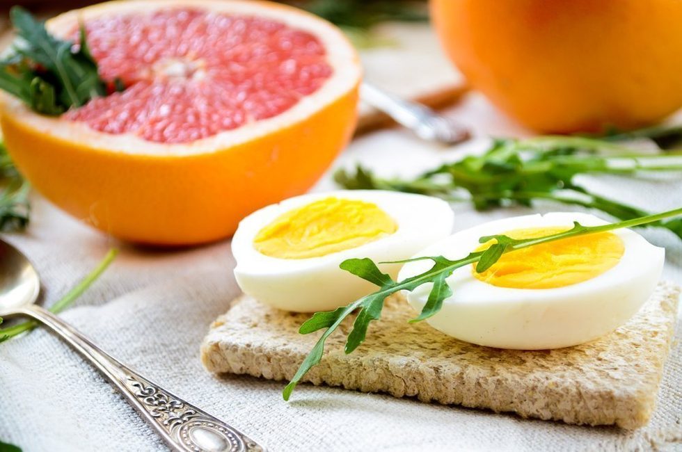 Ένα βραστό αυγό και μισό γκρέιπφρουτ είναι το τυπικό πρωινό για τις πρώτες εβδομάδες της δίαιτας Maggi. 