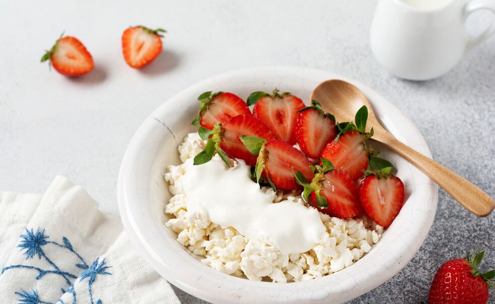 Τυρί κότατζ με φράουλες – ένα υγιεινό πρωινό για όποιον θέλει να χάσει βάρος